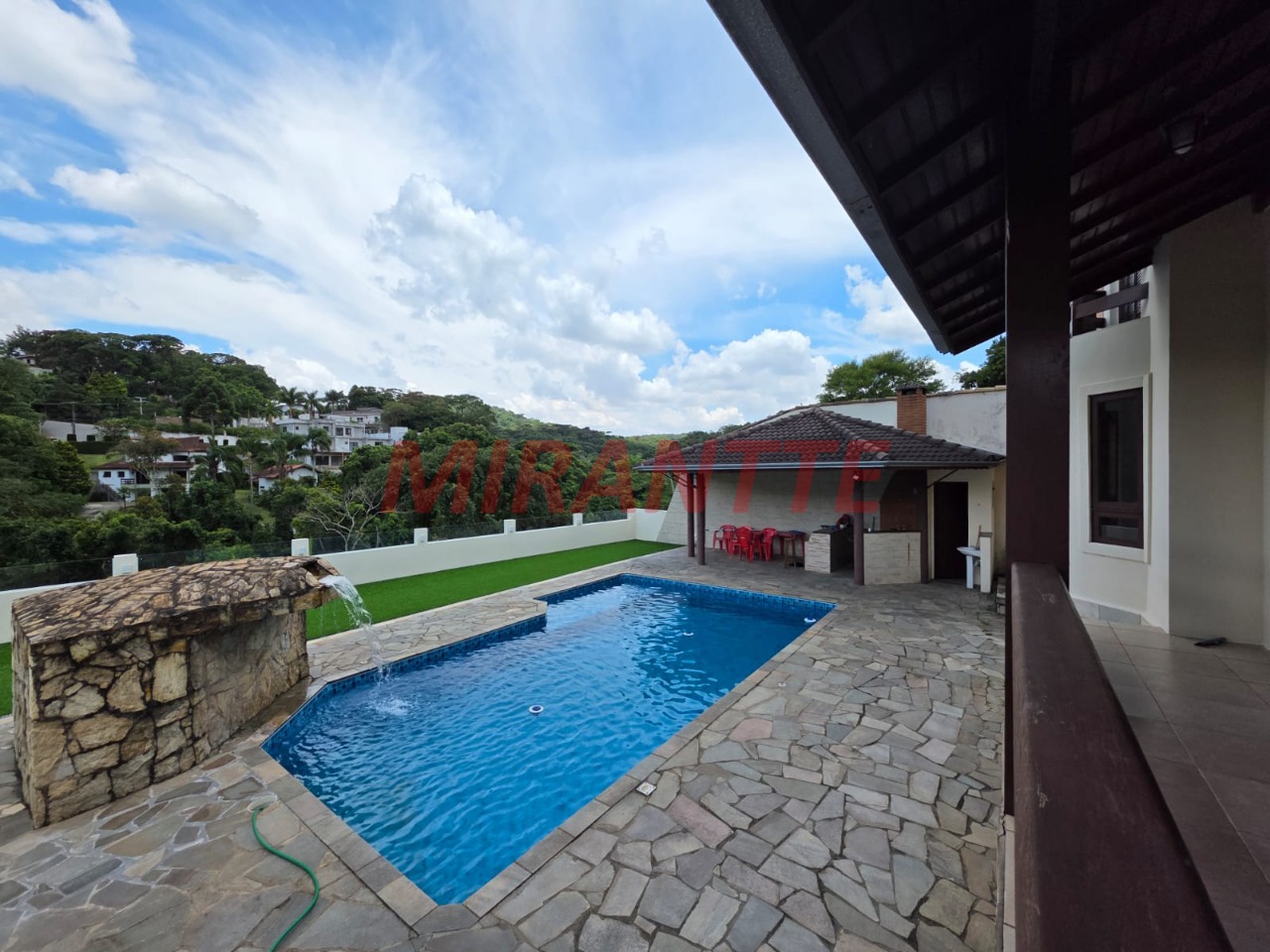 Cond. fechado de 400m² com 5 quartos em Caraguata