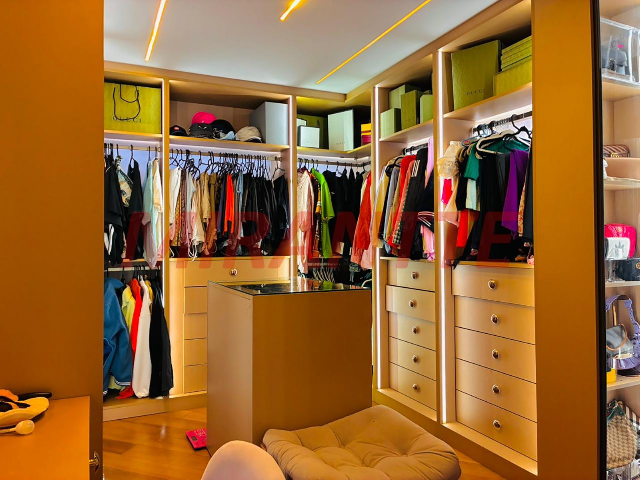 Cond. fechado de 444m² com 3 quartos em Vila Santos