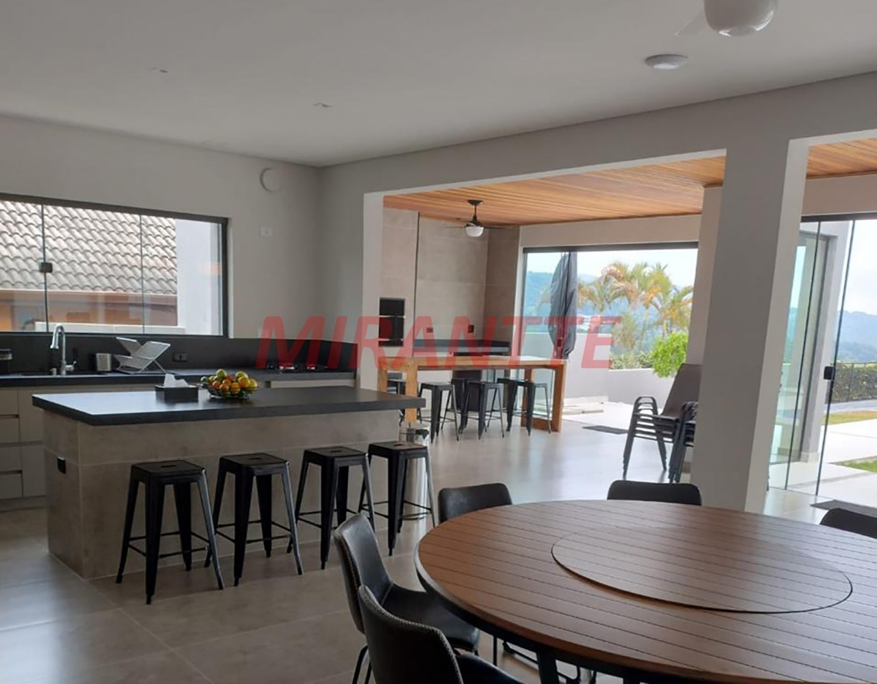 Cond. fechado de 363.47m² com 4 quartos em Caraguata