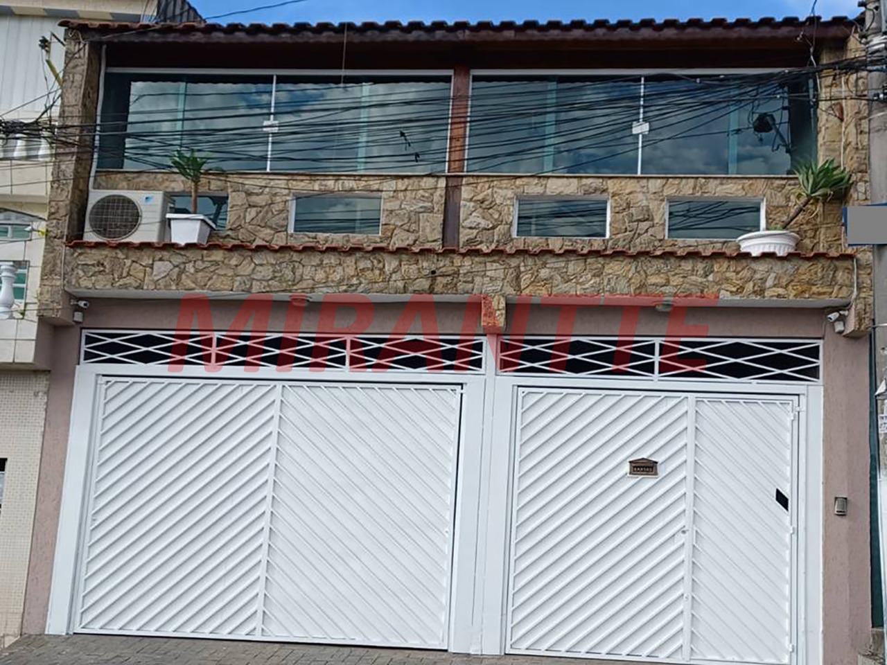 Sobrado de 302m² com 3 quartos em Jardim Palmira