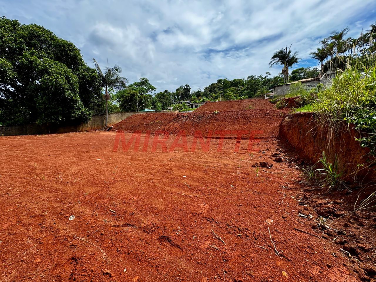 Terreno de 0m² em Jundiaizinho (Terra Preta)