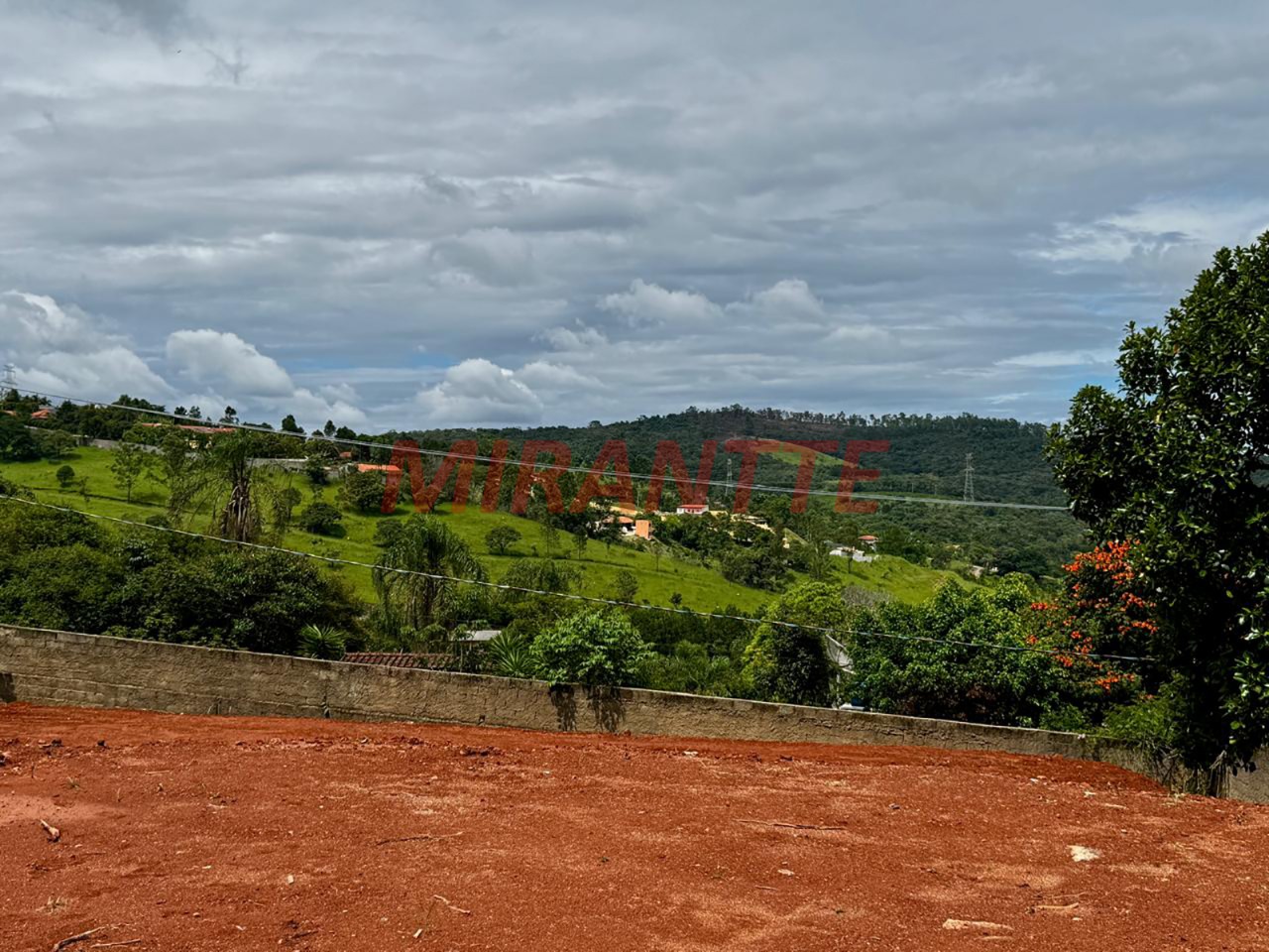 Terreno de 0m² em Jundiaizinho (Terra Preta)