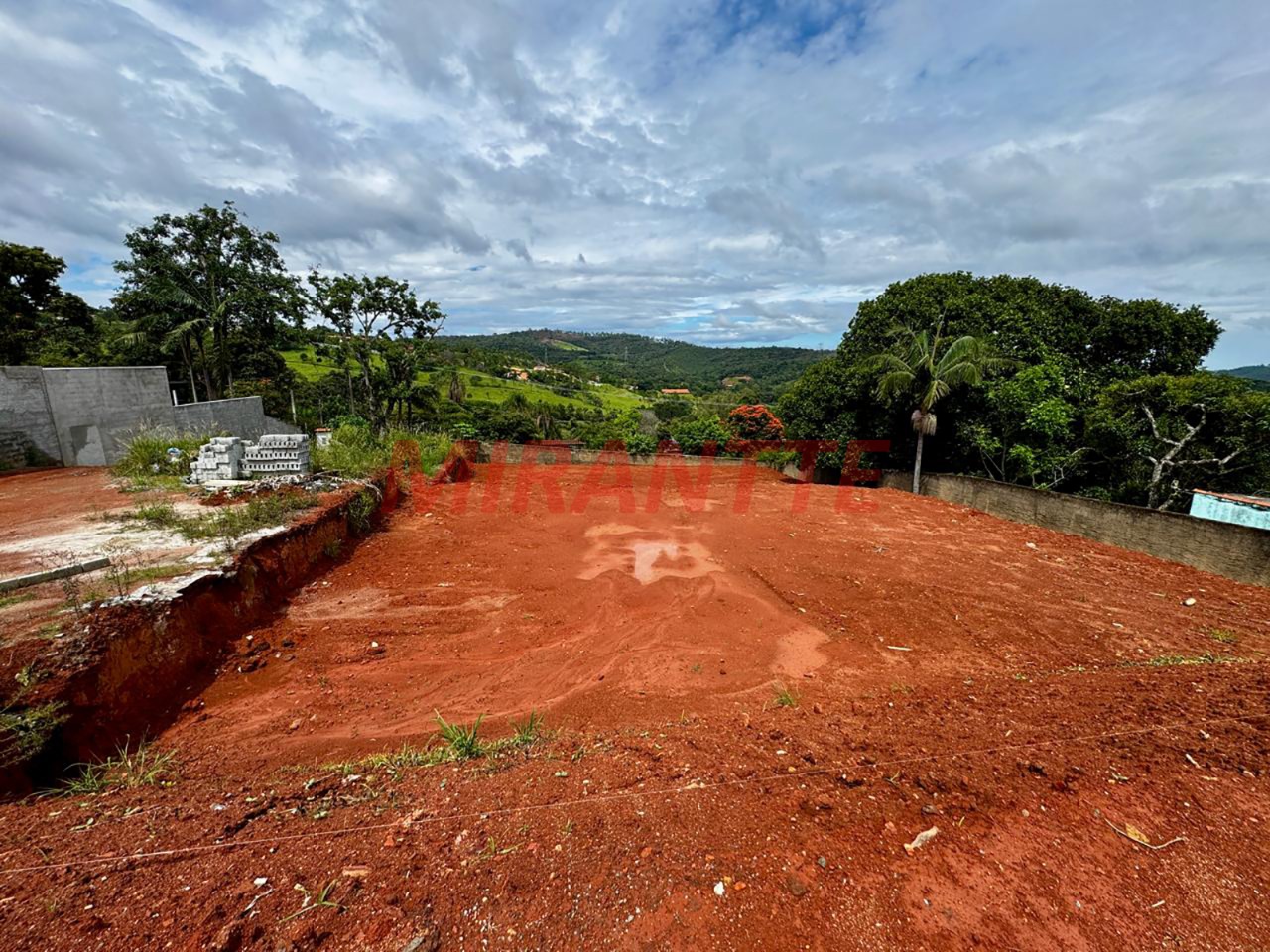 Terreno de 0m² em Jundiaizinho (Terra Preta)