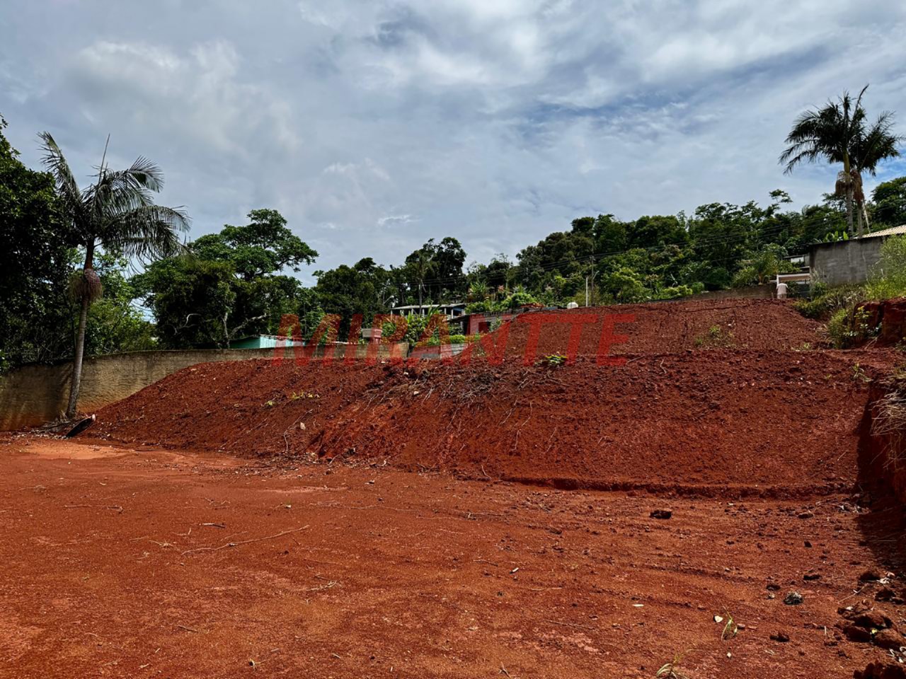 Terreno de 0m² em Jundiaizinho (Terra Preta)