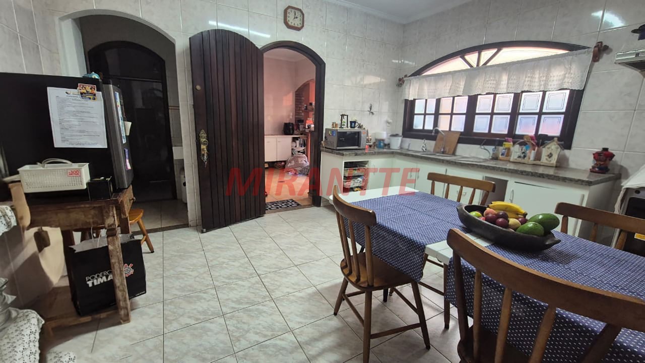 Sobrado de 269m² com 4 quartos em Vila Basileia
