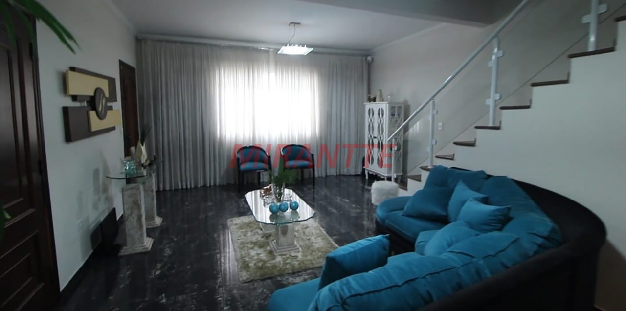Sobrado de 181m² com 3 quartos em Água Fria
