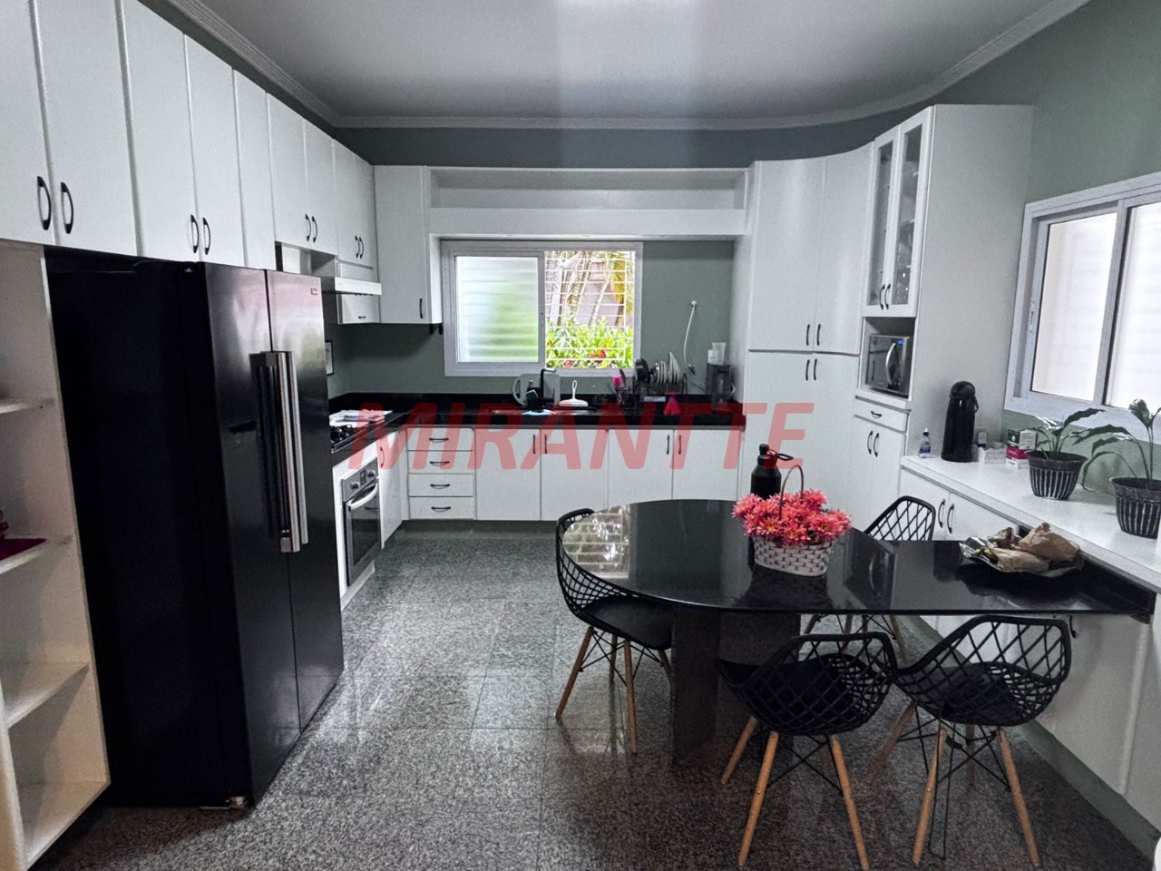 Sobrado de 300m² com 4 quartos em Jardim Paraiso