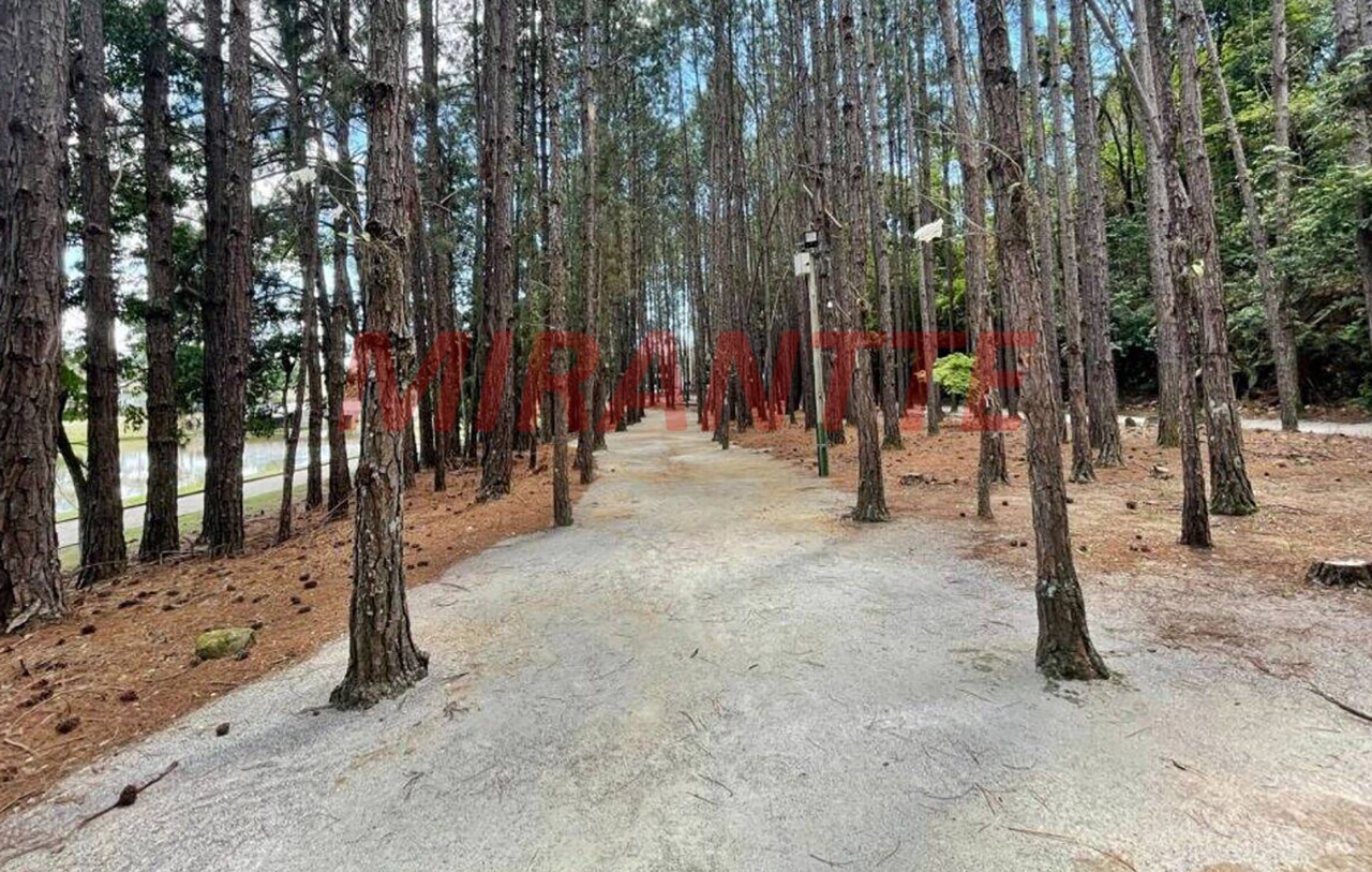 Cond. fechado de 500m² com 4 quartos em Condomínio Flamboyant