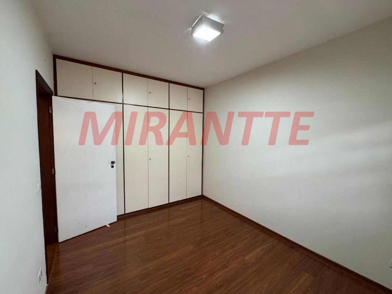Cond. fechado de 500m² com 4 quartos em Condomínio Flamboyant