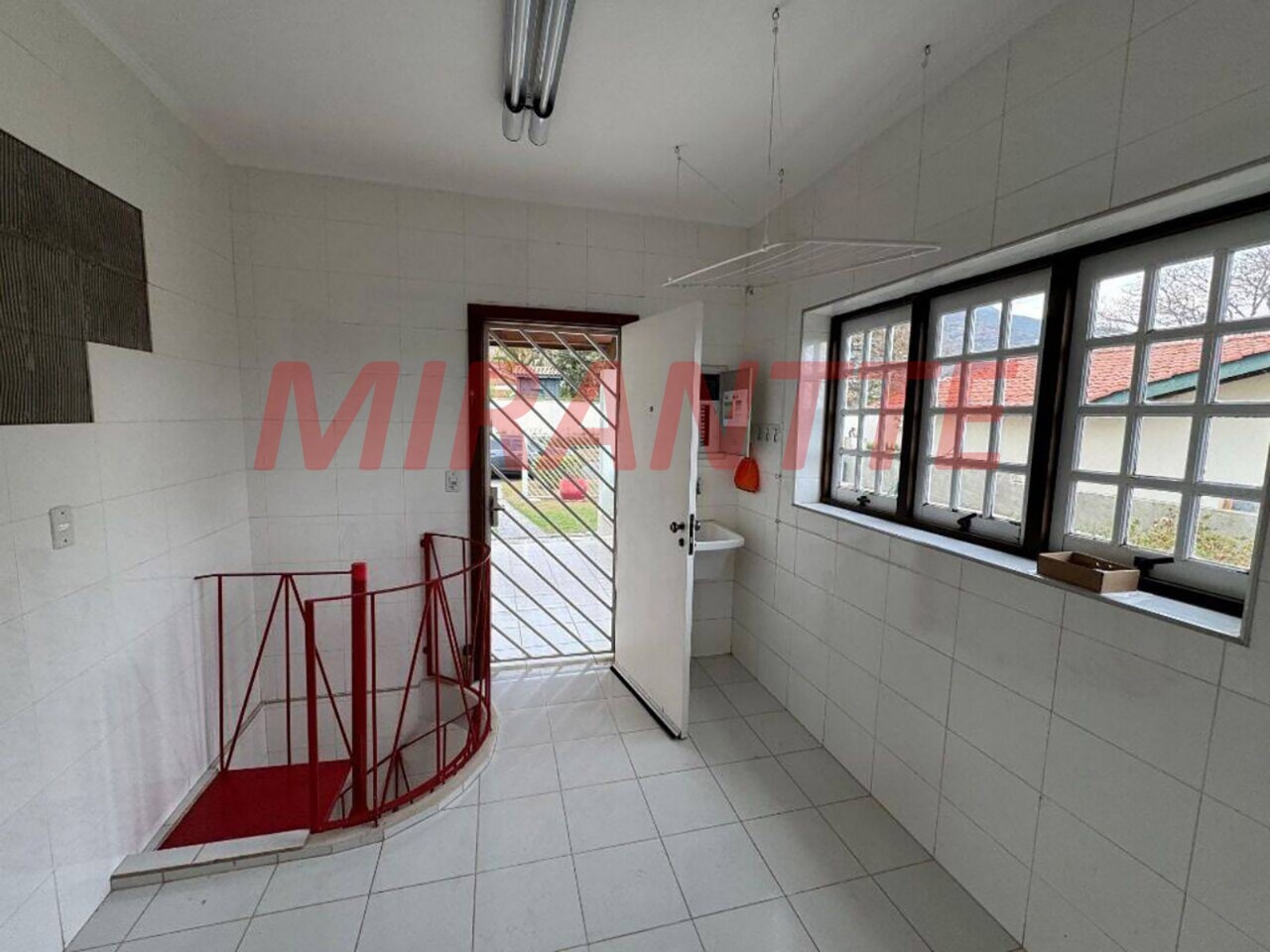 Cond. fechado de 500m² com 4 quartos em Condomínio Flamboyant