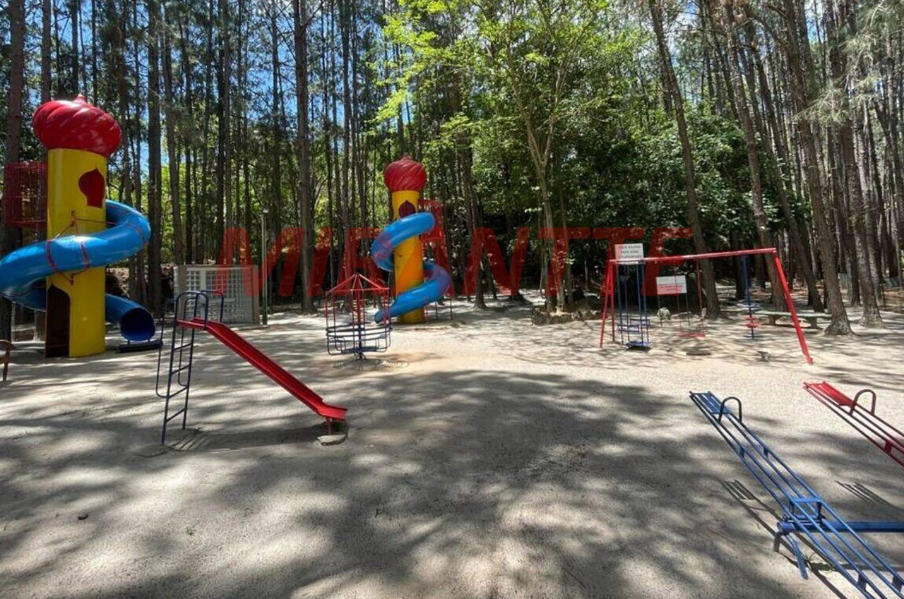 Cond. fechado de 500m² com 4 quartos em Condomínio Flamboyant