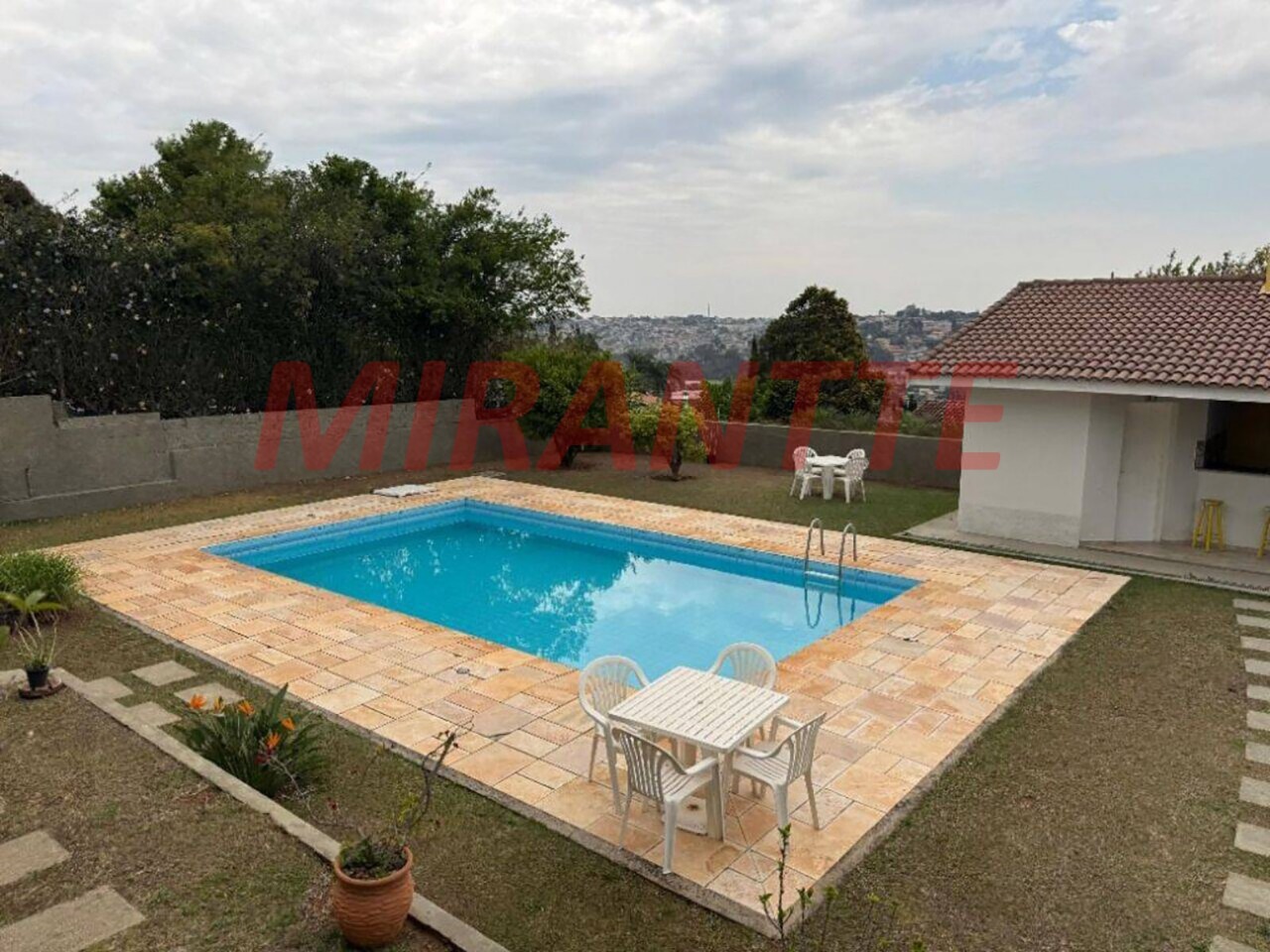 Cond. fechado de 500m² com 4 quartos em Condomínio Flamboyant