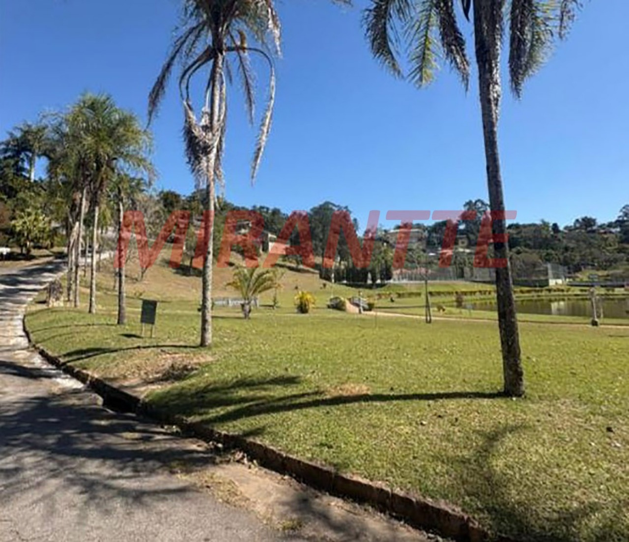 Cond. fechado de 550m² com 3 quartos em Alpes de Caieiras