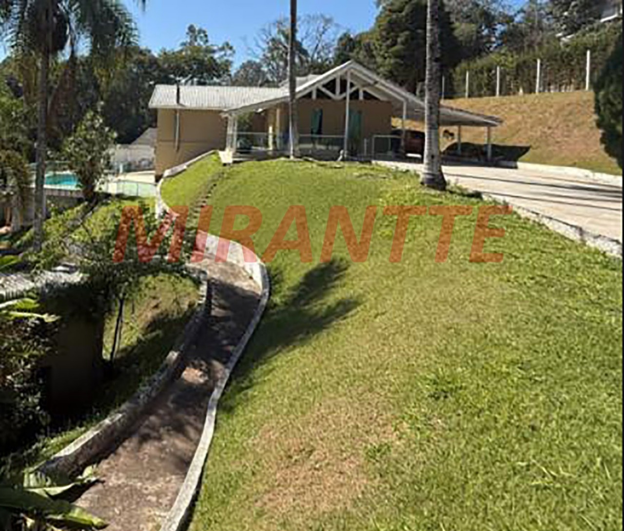 Cond. fechado de 550m² com 3 quartos em Alpes de Caieiras
