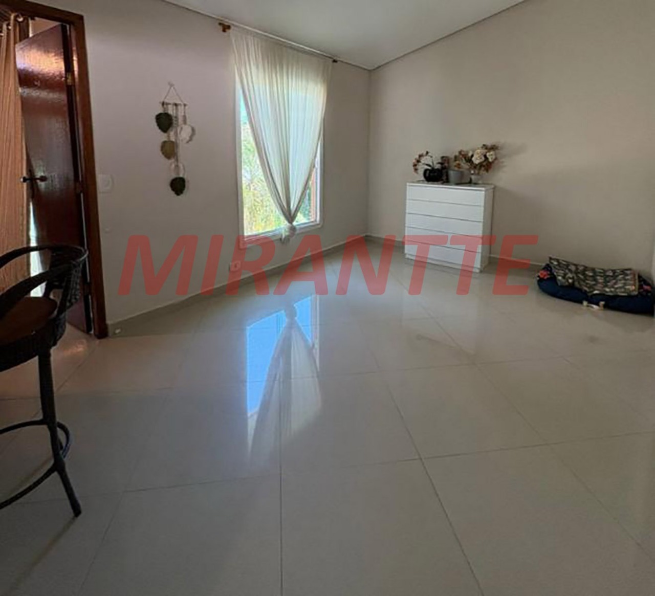 Cond. fechado de 550m² com 3 quartos em Alpes de Caieiras