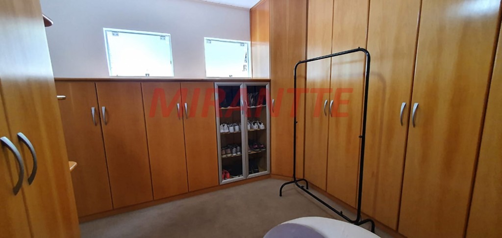Cond. fechado de 570m² com 4 quartos em Jardim Ibiratiba