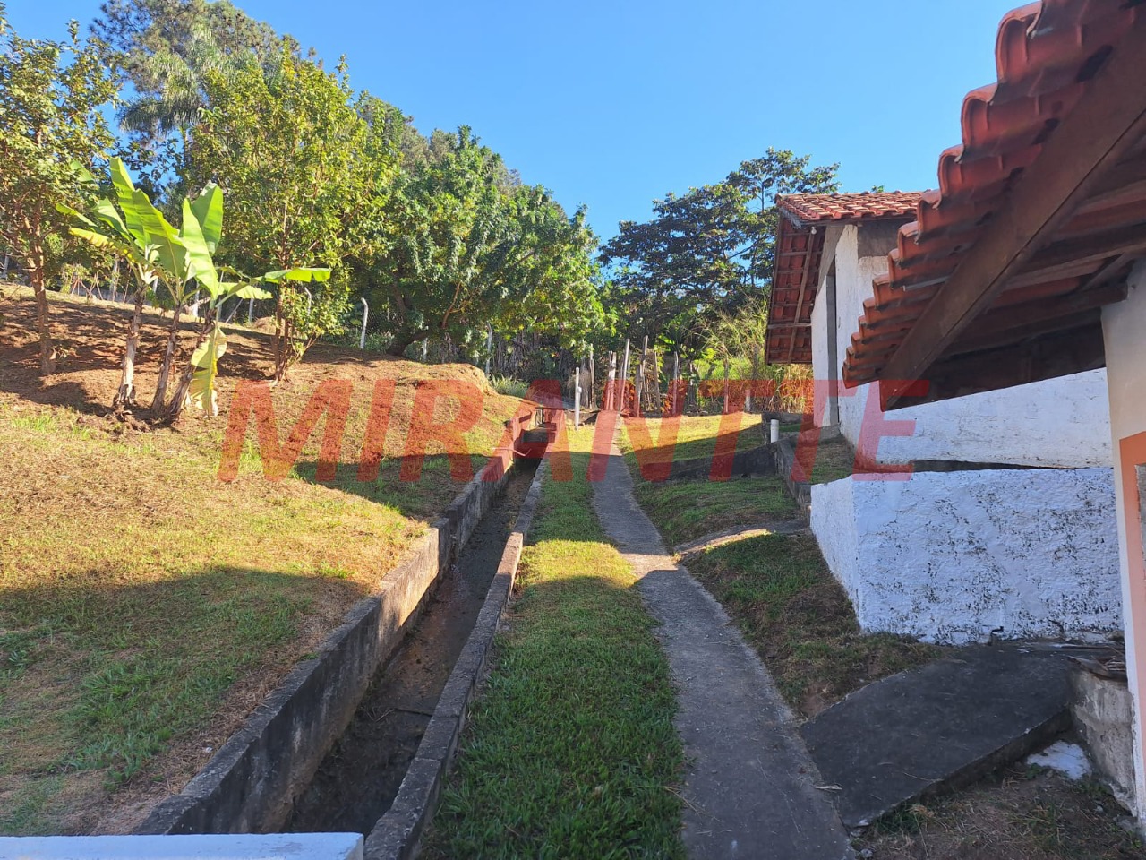 Cond. fechado de 500m² com 3 quartos em Tamanduá