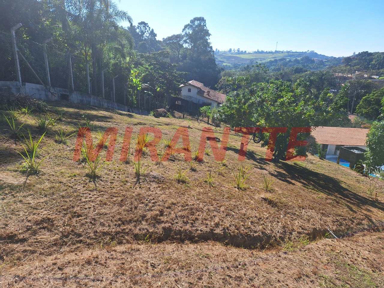 Cond. fechado de 500m² com 3 quartos em Tamanduá
