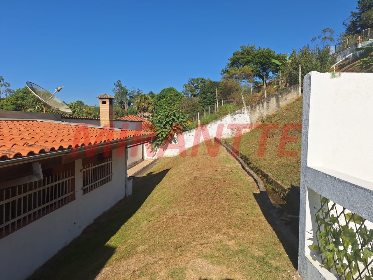 Cond. fechado de 500m² com 3 quartos em Tamanduá