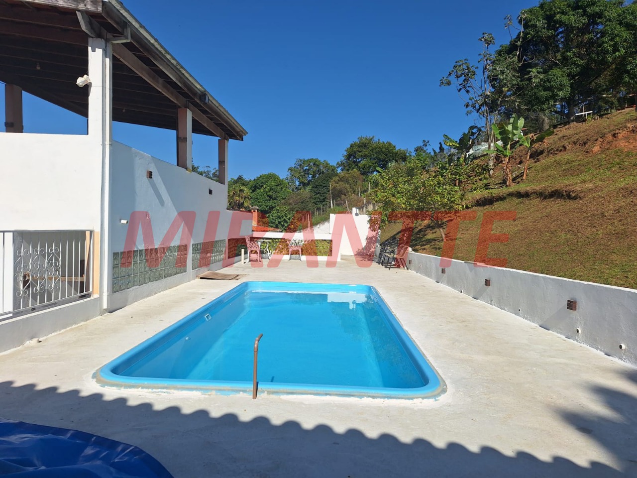 Cond. fechado de 500m² com 3 quartos em Tamanduá