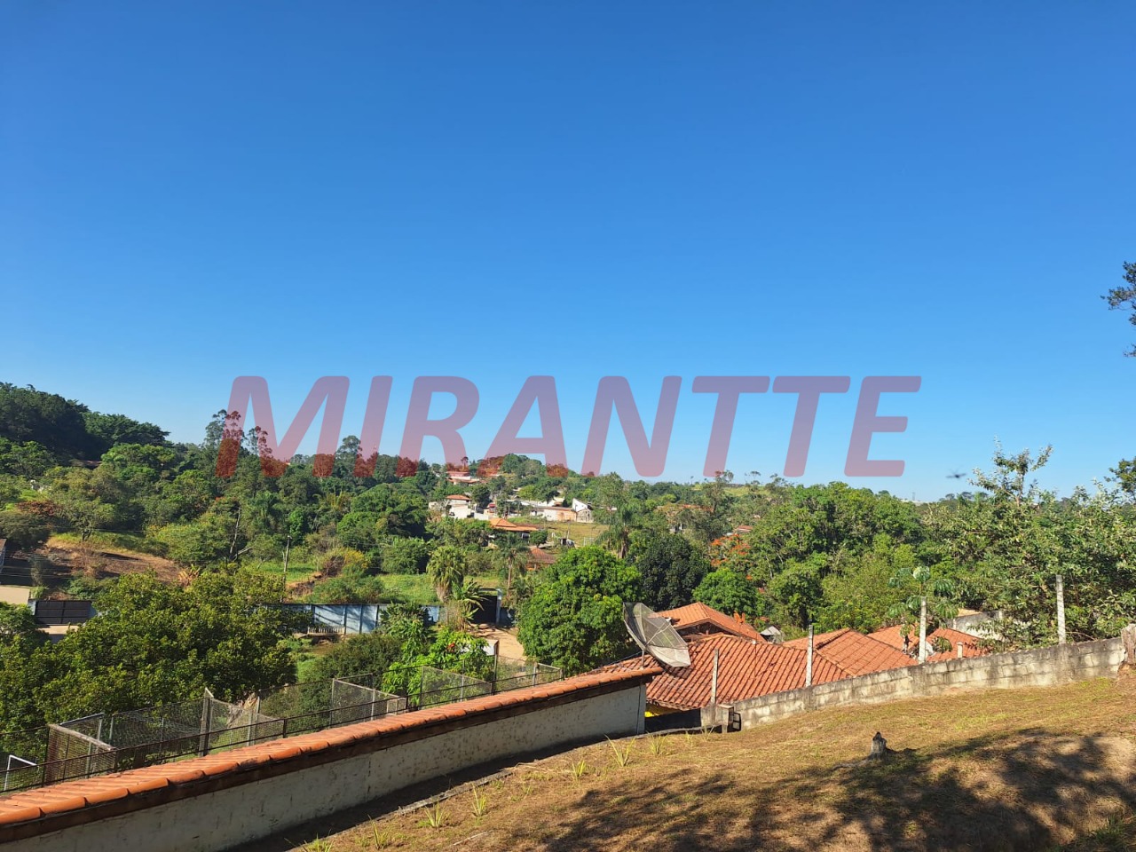 Cond. fechado de 500m² com 3 quartos em Tamanduá