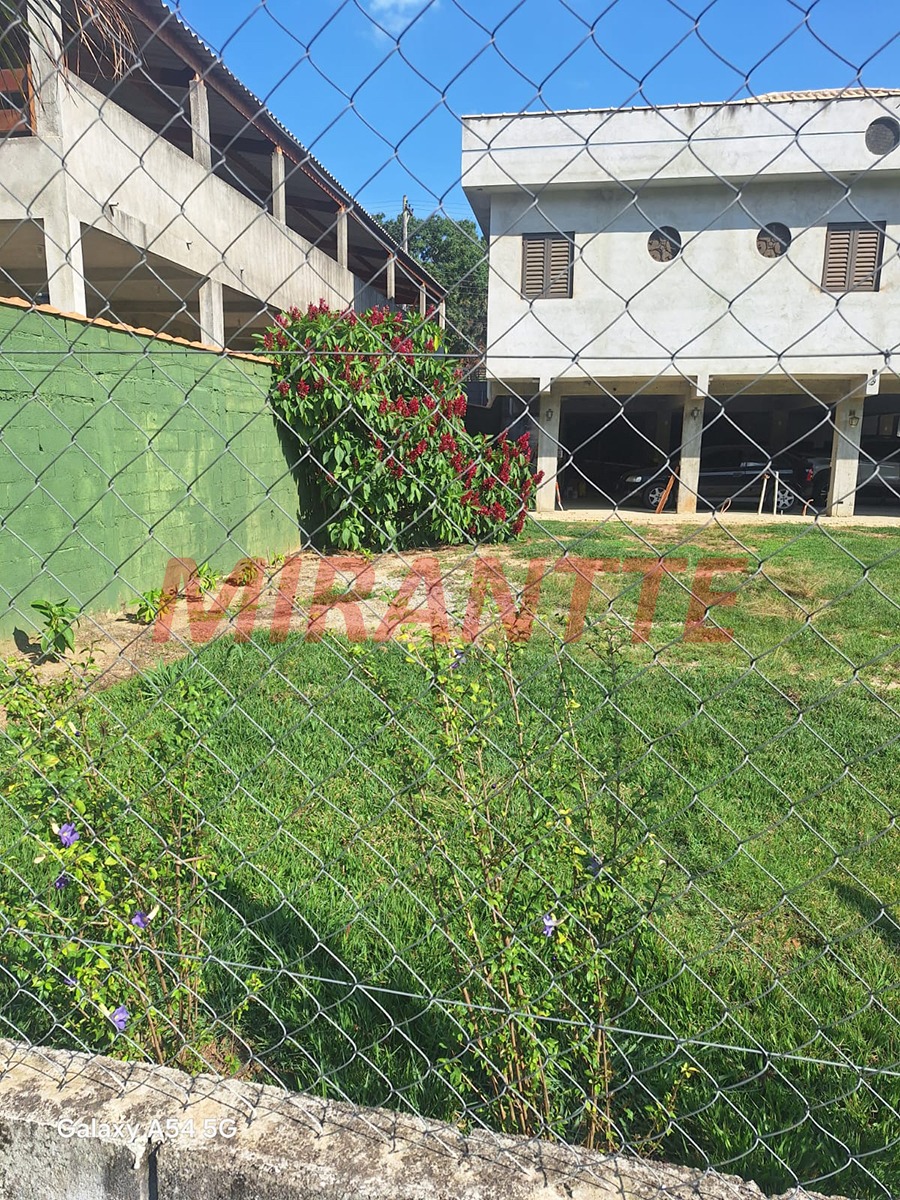 Cond. fechado de 500m² com 3 quartos em Tamanduá