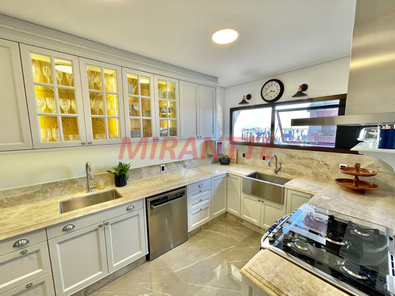 Apartamento de 280m² com 4 quartos em Água Fria