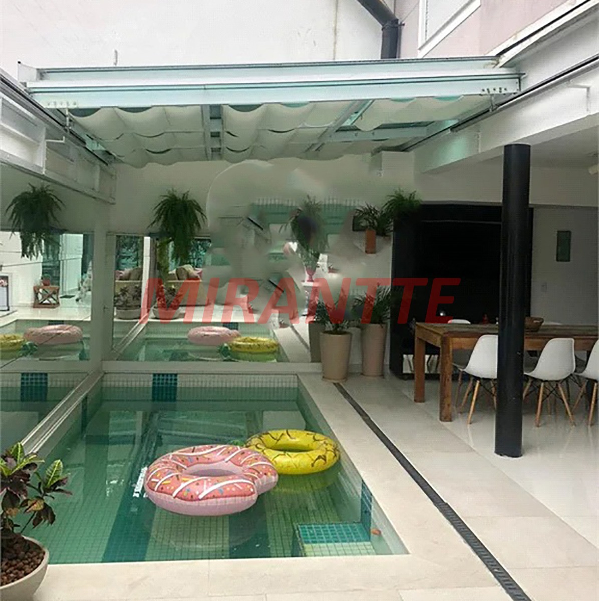 Cond. fechado de 249m² com 3 quartos em Jardim Virginia Bianca