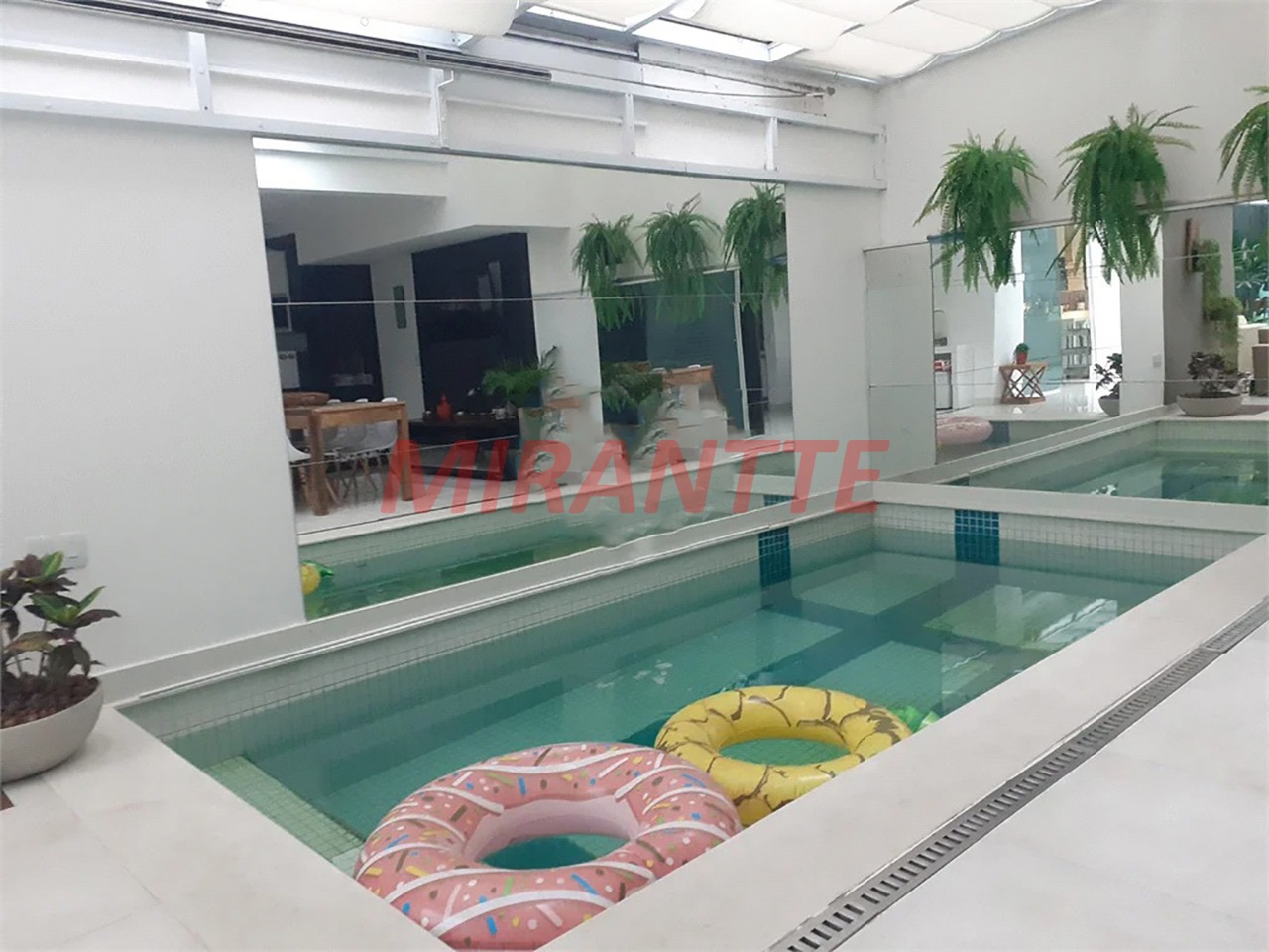 Cond. fechado de 249m² com 3 quartos em Jardim Virginia Bianca