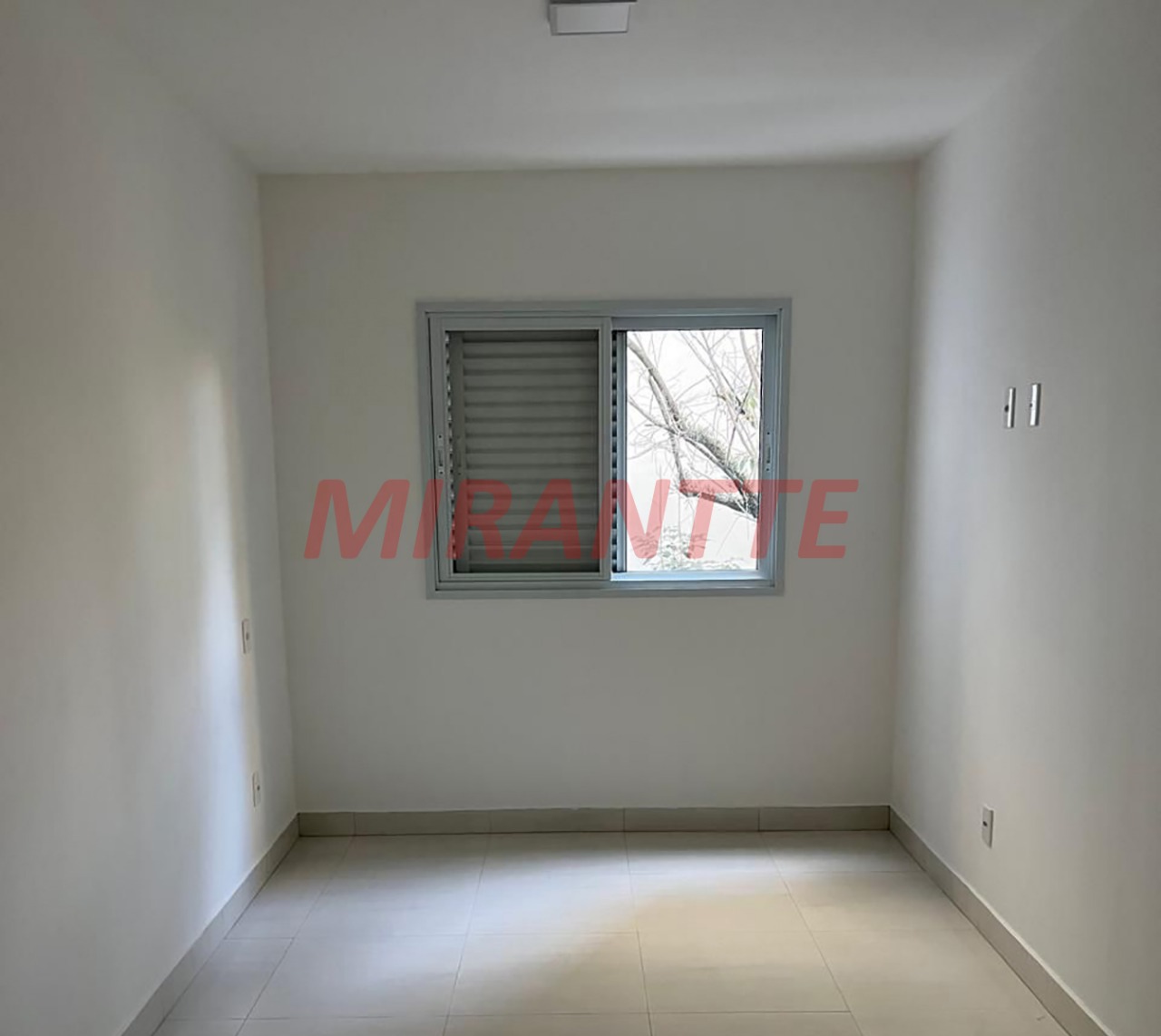 Cond. fechado de 37m² com 2 quartos em Água Fria