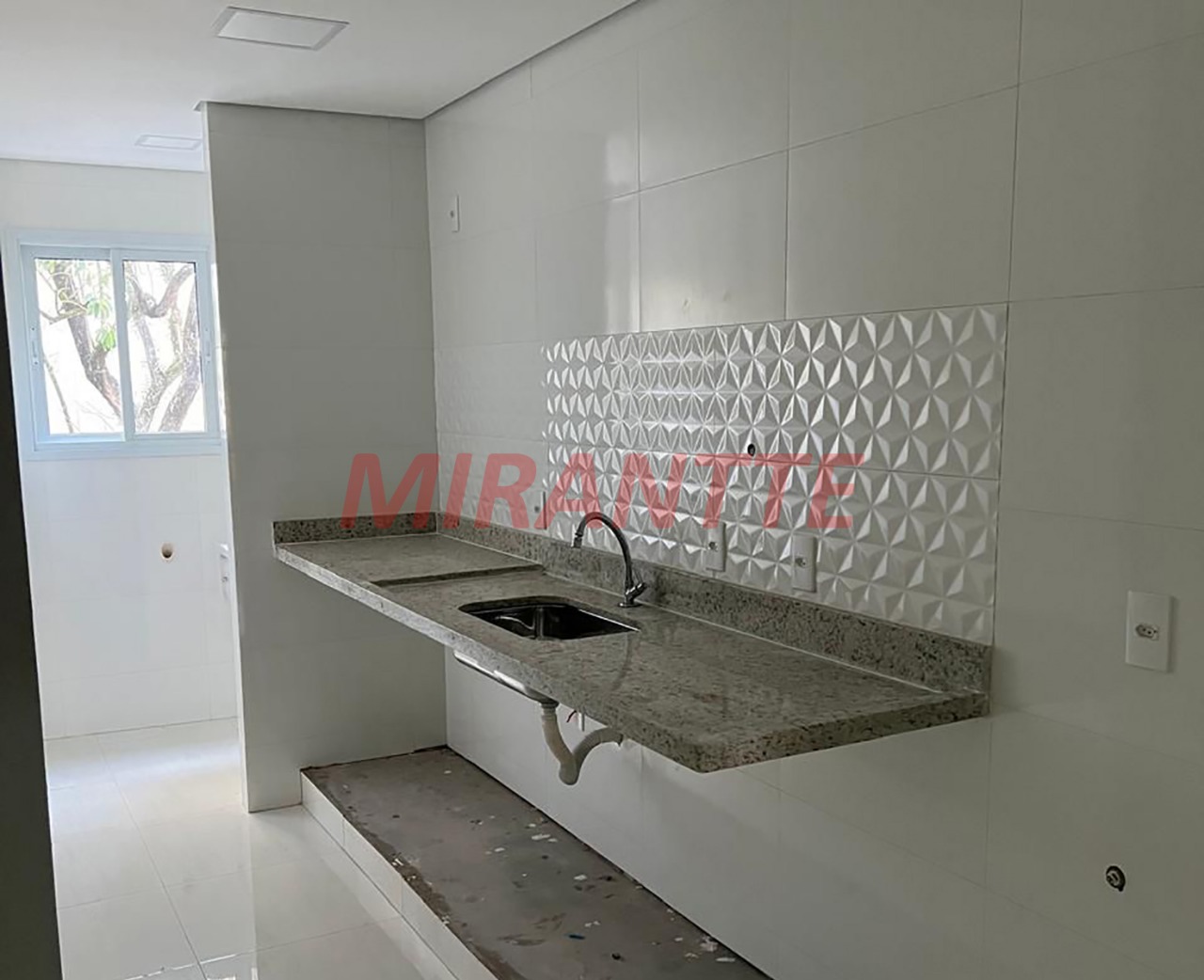 Cond. fechado de 37m² com 2 quartos em Água Fria