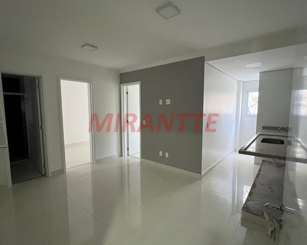 Cond. fechado de 37m² com 2 quartos em Água Fria