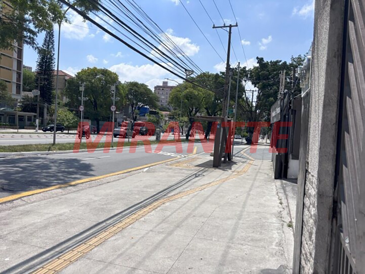 Comercial de 1313m² em Vila Monumento