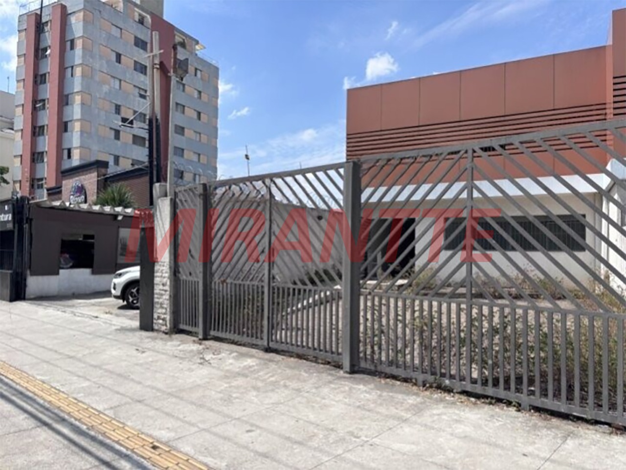Comercial de 1313m² em Vila Monumento