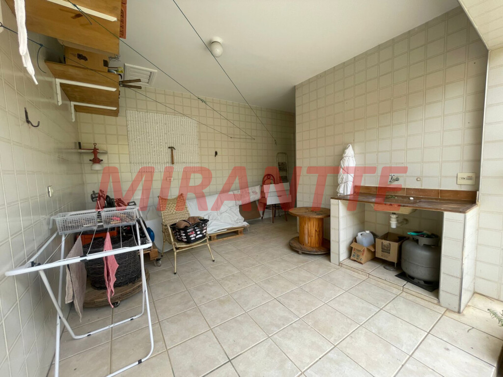 Sobrado de 172m² com 3 quartos em Horto Florestal