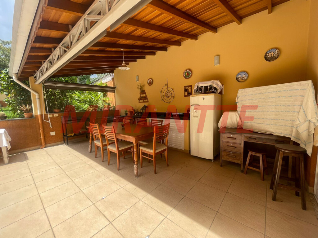 Sobrado de 172m² com 3 quartos em Horto Florestal