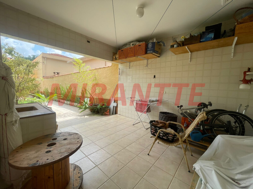 Sobrado de 172m² com 3 quartos em Horto Florestal