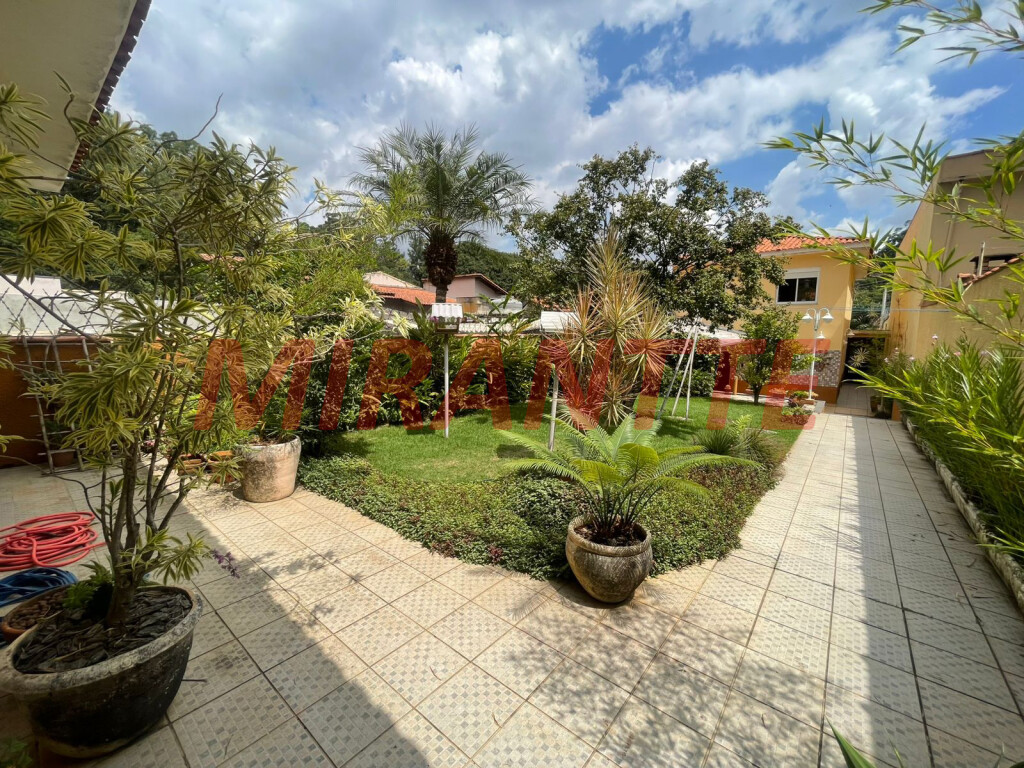 Sobrado de 172m² com 3 quartos em Horto Florestal