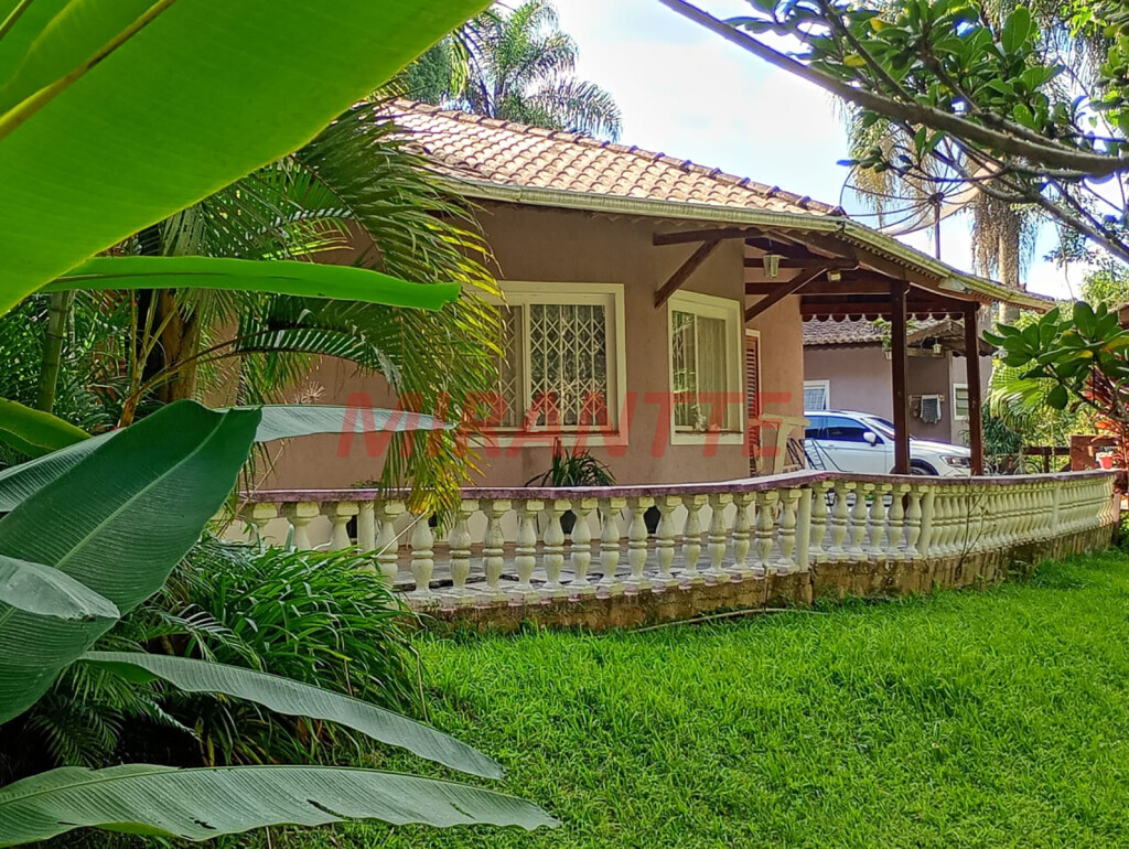 Cond. fechado de 330m² com 3 quartos em Pirucaia