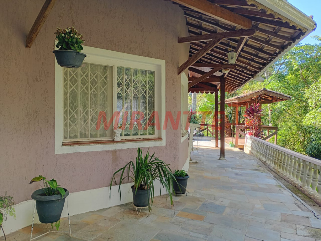 Cond. fechado de 330m² com 3 quartos em Pirucaia