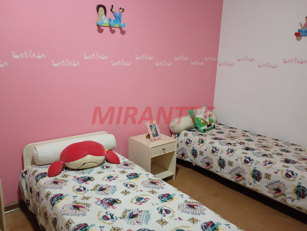 Cond. fechado de 330m² com 3 quartos em Pirucaia