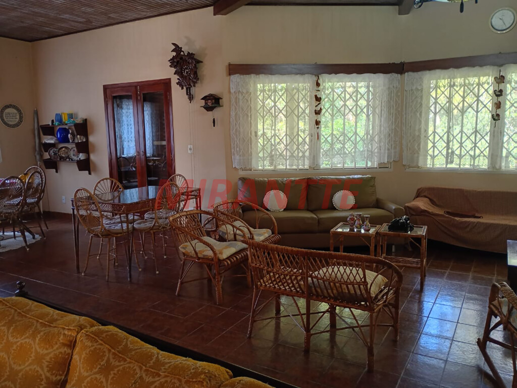 Cond. fechado de 330m² com 3 quartos em Pirucaia