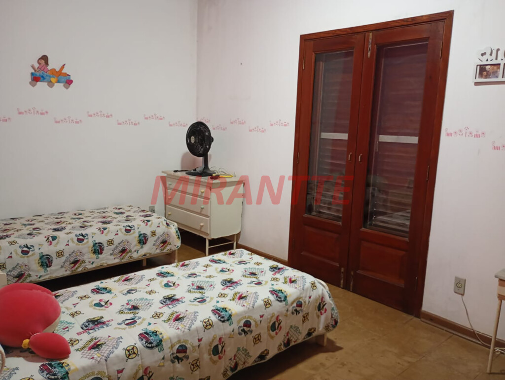 Cond. fechado de 330m² com 3 quartos em Pirucaia