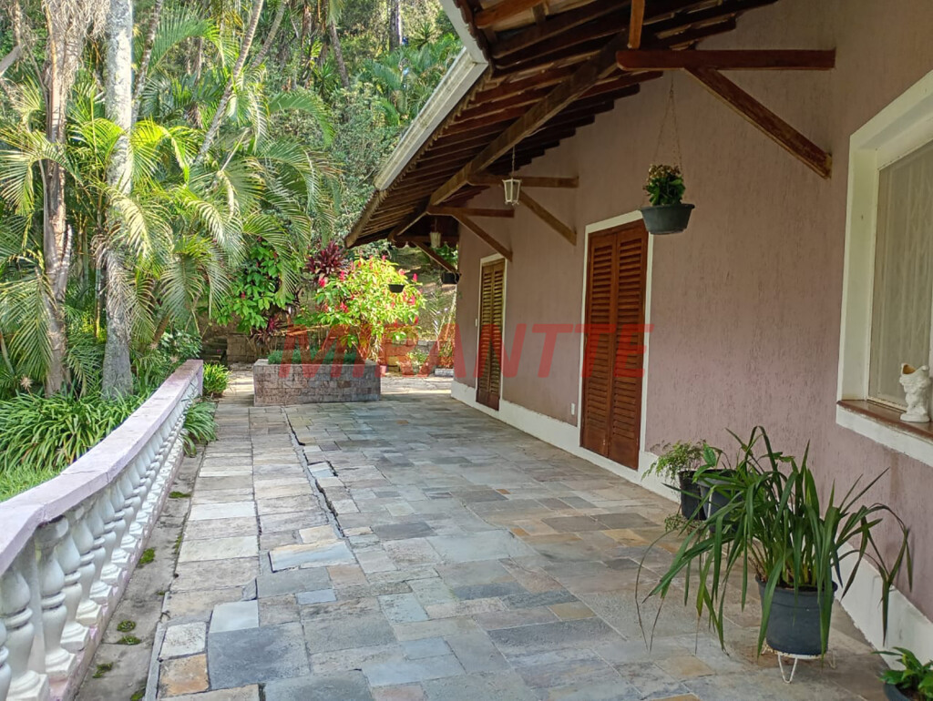 Cond. fechado de 330m² com 3 quartos em Pirucaia