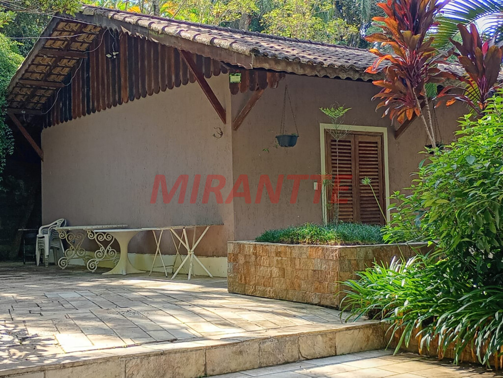 Cond. fechado de 330m² com 3 quartos em Pirucaia