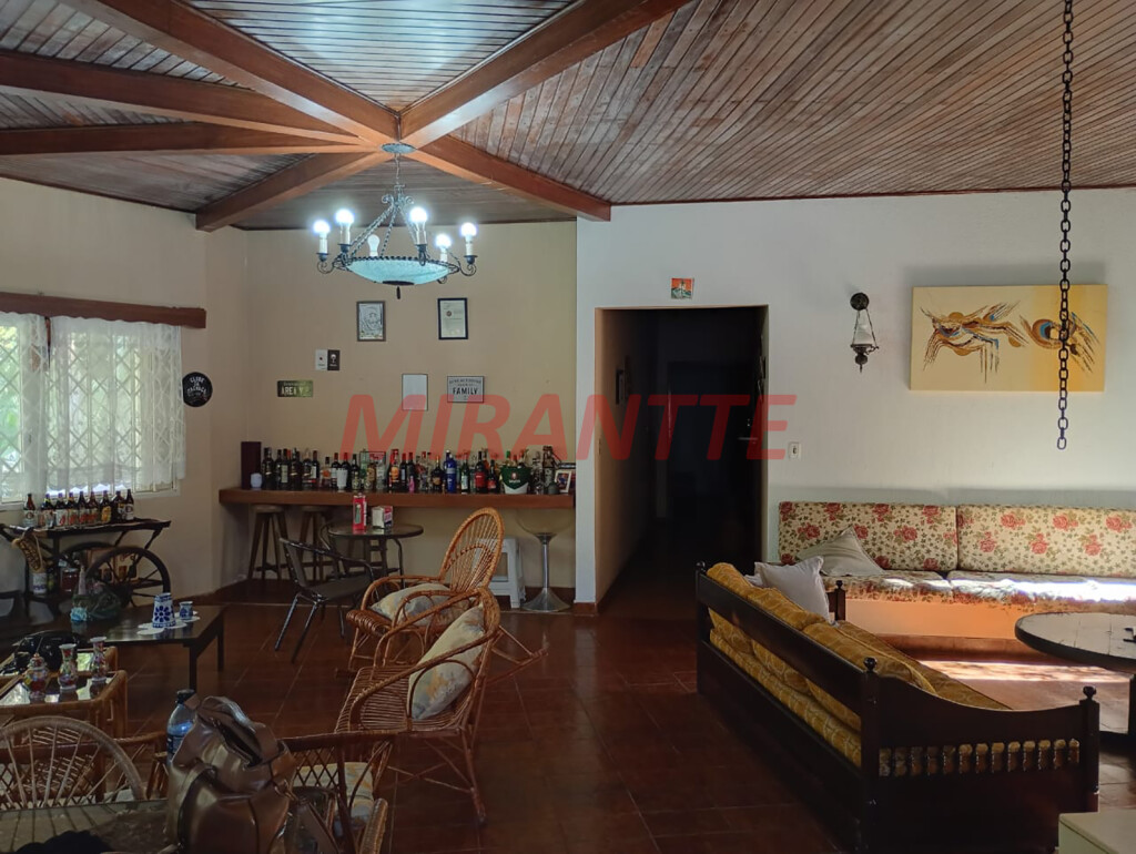 Cond. fechado de 330m² com 3 quartos em Pirucaia
