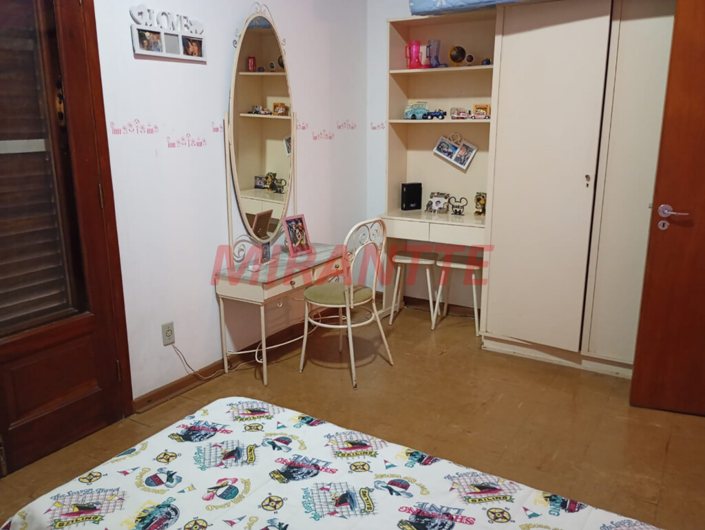 Cond. fechado de 330m² com 3 quartos em Pirucaia