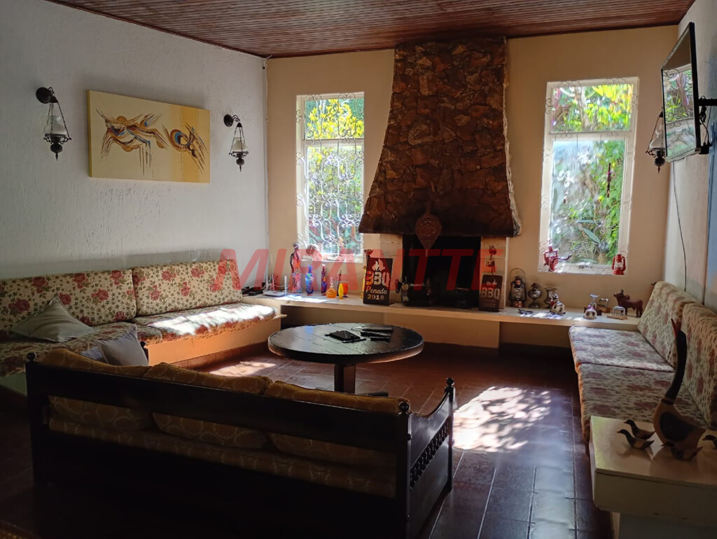 Cond. fechado de 330m² com 3 quartos em Pirucaia