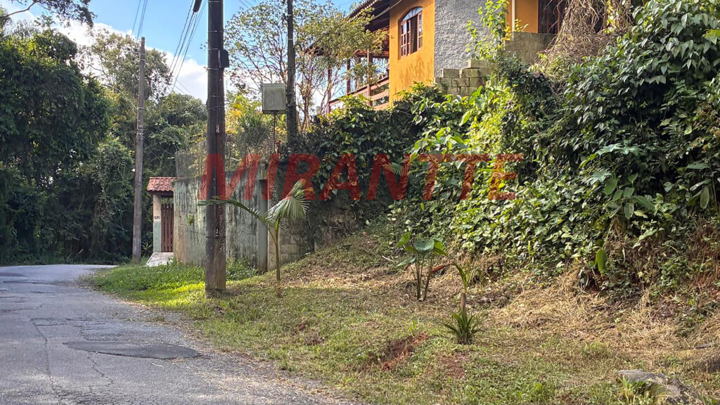 Terreno de 1751m² em Serra da Cantareira