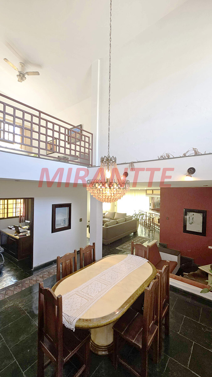 Sobrado de 425m² com 5 quartos em Água Fria